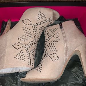 7 1/2 Vince Camuto studded bootie!-Ecru